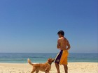 De férias, Fiorella Mattheis curte praia com Pato e faz foto do namorado