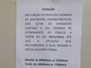 Comunicado justifica Redução sem Horário de atendimento (Foto: Raquel Freitas / G1)