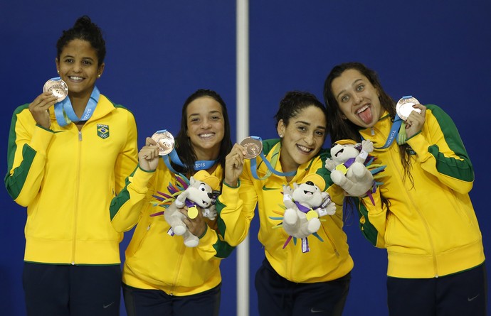 Etiene Medeiros, Jhennifer Conceição, Daynara de Paula e Larissa Martins comemoram o bronze nos 4x100m medley (Foto: Erich Schlegel-USA TODAY Sports)