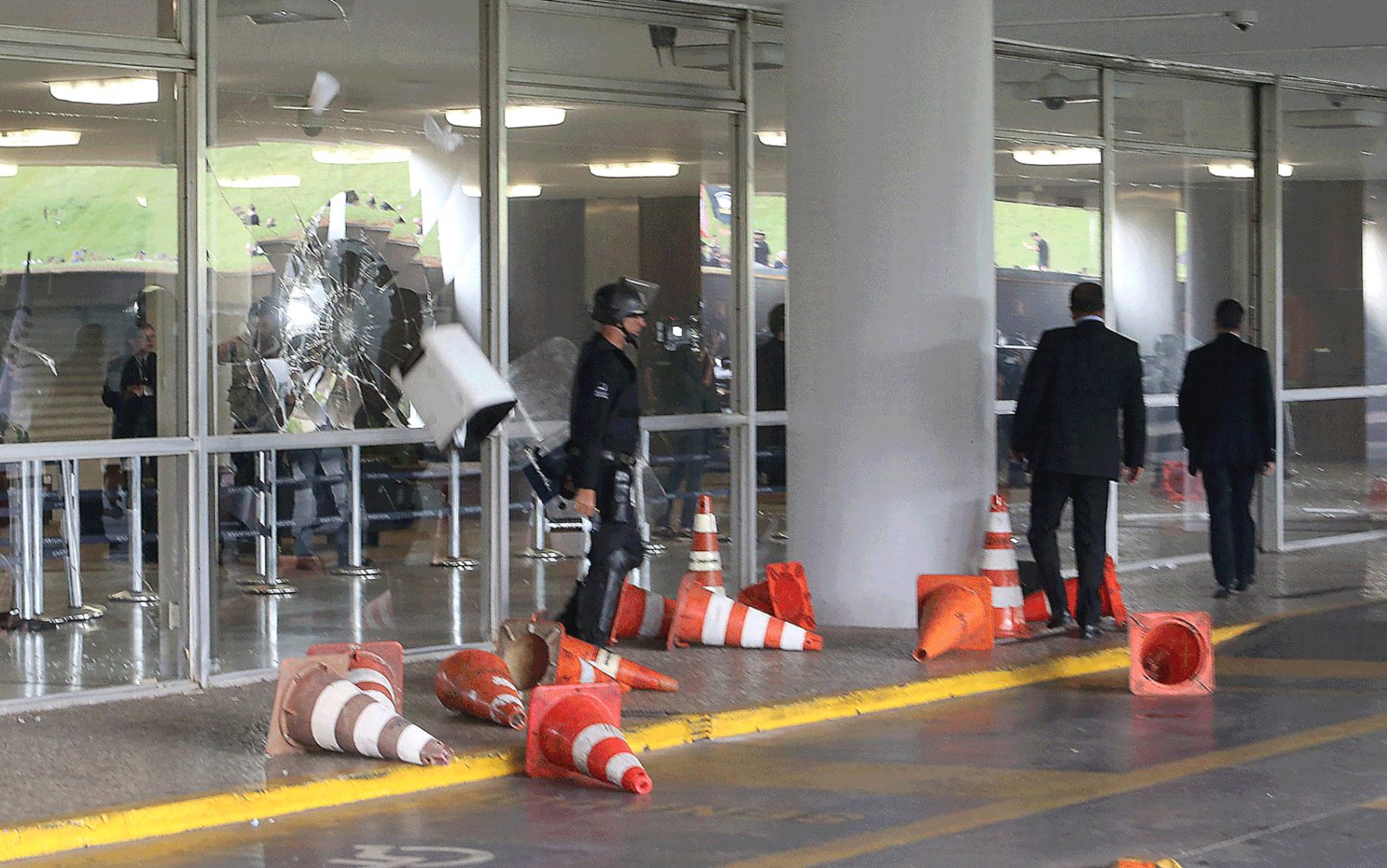 Policiais contrários à reforma da Previdência quebraram vidros do Congresso Nacional (Foto:  André Dusek/Estadão Conteúdo)