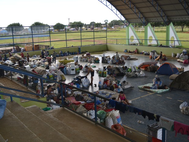 Acampados do MST estão alojados em ginásio de Ariquemes, RO (Foto: Franciele do Vale/G1)
