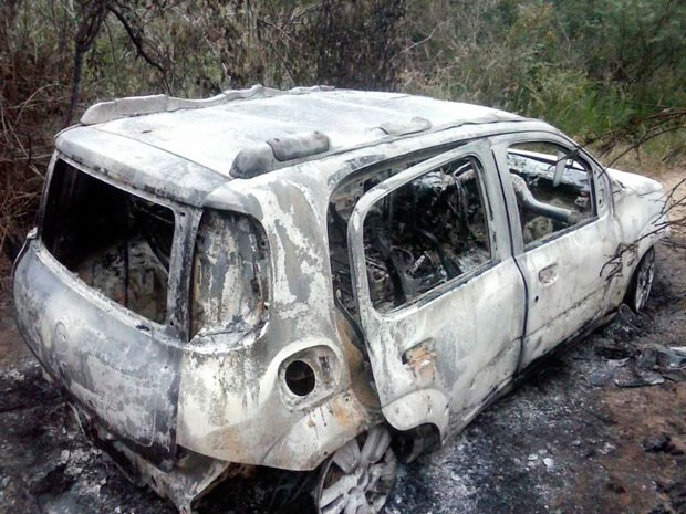Carro da vítima foi encontrado totalmente destruído pelo fogo (Foto: Polícia Militar/Divulgação)