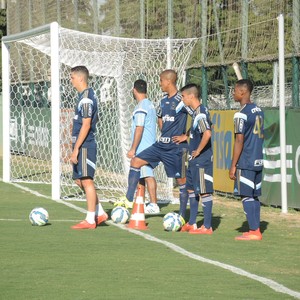Palmeiras treina com promessas da base e reforço do time sub-20