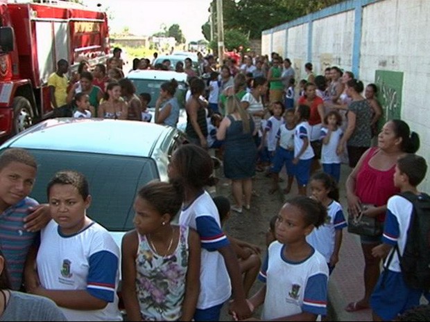 Aula foi suspensa por tempo indeterminado após explosão, em escola de Linhares, Espírito Santo (Foto: Reprodução/ TV Gazeta)