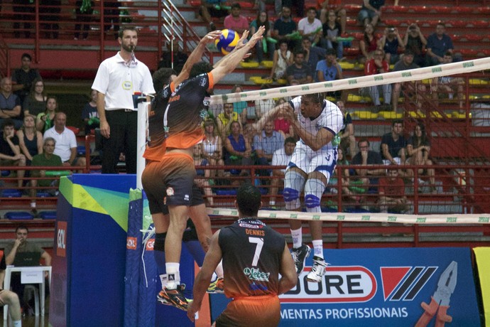 Escobar ataca na vitória do Minas sobre o Canoas Superliga vôlei masculino (Foto: Matheus Beck / Vôlei Canoas)
