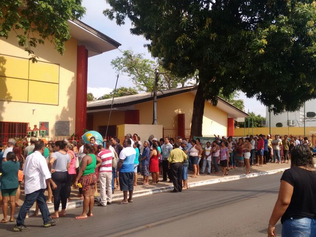 Eleitores formaram fila para votação (Foto: Luiz Gonzaga/ TVCA) Eleitores formaram fila para votação (Foto: Luiz Gonzaga/ TVCA)