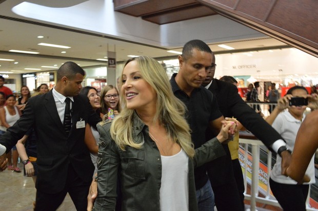 Claudia Leitte faz coletiva em shopping de Salvador (Foto: Felipe Souto Maior/AgNews) Claudia Leitte faz coletiva em shopping de Salvador (Foto: Felipe Souto Maior/AgNews)