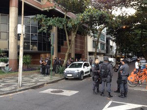 Por volta das 17h, policiais militares cercavam o quarteirão onde mora o governador Sérgio Cabral (Foto: Luís Bulcão/G1)