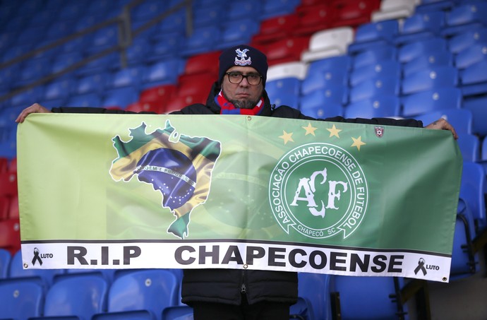 Torcedor do Crystal Palace, da Inglaterra, homenageia vítimas da tragédia antes de jogo contra Southampton neste sábado (Foto: Reuters)