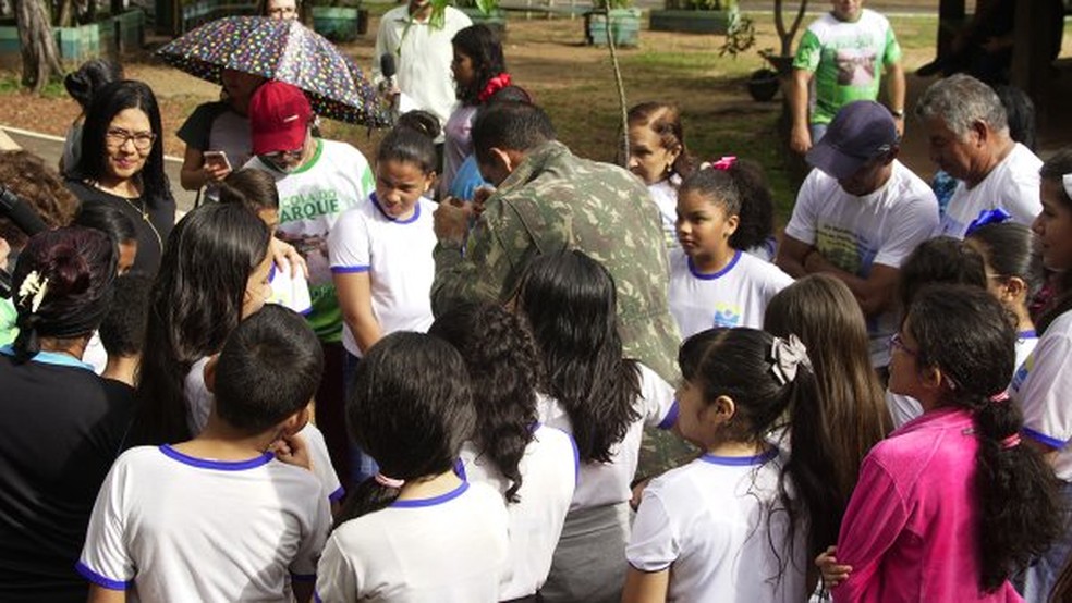 Alunos participaram do plantio da Samaúma em Santarém — Foto: Agência Santarém/Divulgação