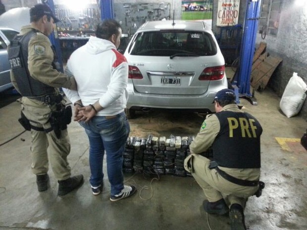 Argentino de 27 anos foi detido por droga em Mercedez-Benz B200 (Foto: PRF/Divulgação)