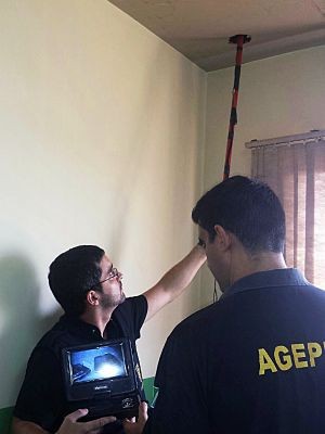 Agentes conseguem ter acesso a espaço entre telhado e laje (Foto: Divulgação/ Agepen)