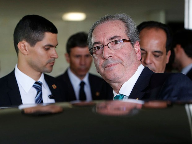 O presidente da Câmara dos Deputados, Eduardo Cunha (PMDB-RJ), é acompanhado de seus seguranças (Foto: Igo Estrela/Getty Images)
