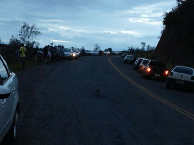 Motorista perdeu controle do veículo em curva na estrada (Foto: Ronildo Brito/Teixeira News) Motorista perdeu controle do veículo em curva na estrada (Foto: Ronildo Brito/Teixeira News)