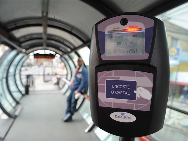 Urbs começou a instalar os aparelhos nos terminais de ônibus e estações-tubo de Curitiba (Foto:  Everson Bressan/SMCS)