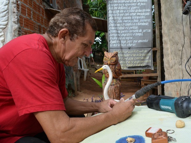 Enock Tavares sobrevive da sua arte (Foto: Eduardo Duarte/G1)