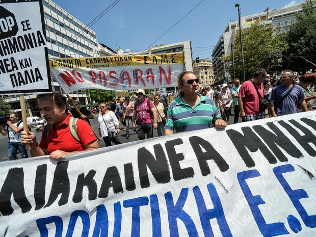 Protesto na Grécia em dia de votação sobre o pacote de ajuda (Foto: Andreas Solaro/AFP)