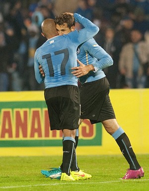 Stuani e Rios gol Uruguai x Irlanda do Norte (Foto: AFP)