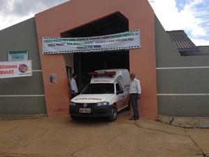 Rondônia - Ambulância que socorreu candidato deixa escola, em Vilhena (Foto: Jonatas Boni/G1)