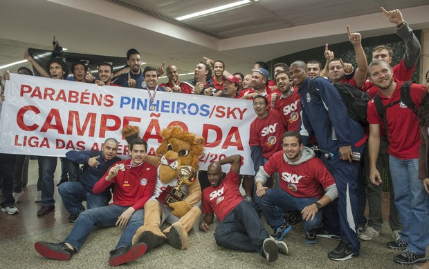 desembarque Pinheiros Liga das Américas basquete (Foto: Ivan Padovani/Divulgação)