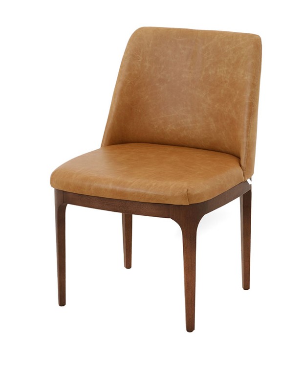 Cadeira La Belle, sem braço, de madeira maciça cor nogueira e couro natural, 55 x 60 x 83 cm. Breton, de R$ 4.654 por R$ 2.330  (Foto: Divulgação)