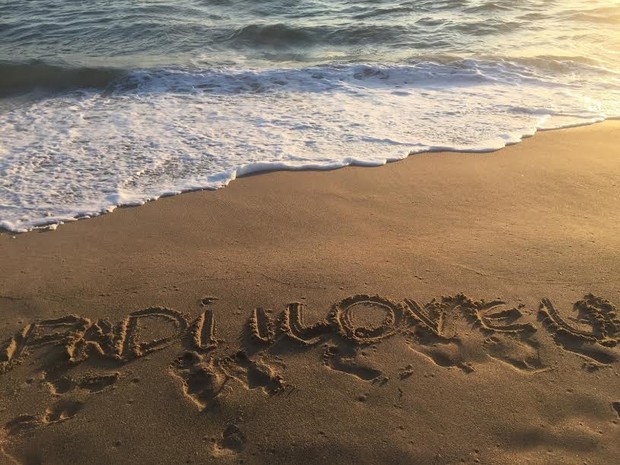 Jennifer Pamplona escreve na areia: &quot;Fadi, I Love You&quot; (Foto: Arquivo Pessoal)