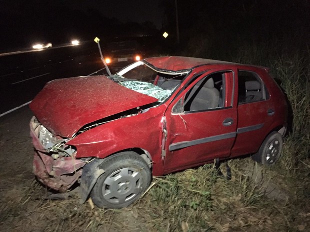 Carro capotou na BR-230 para desviar de motocicleta (Foto: Walter Paparazzo/G1)