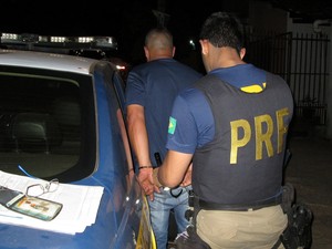 Motorista foi preso após subornar agentes da PRF (Foto: Divulgação/PRF-TO)