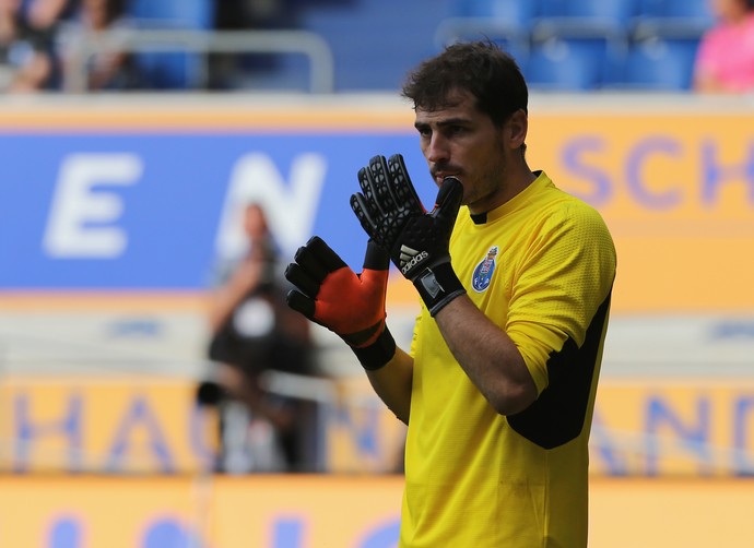 Casillas Porto x Duisburg  (Foto: AP)