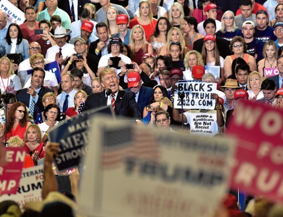 Donald Trump em um comício em Phoenix,em agosto passado.Ele unflamou os 8 mil presentes contra os repórteres (Foto: Nicholas Kamm/AFP)