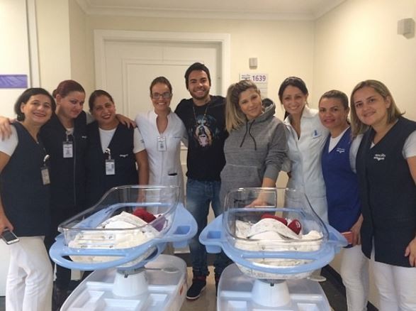 Dani Vieira e Dentinho com equipe da maternidade (Foto: Instagram / Reprodução) Dani Vieira e Dentinho com equipe da maternidade (Foto: Instagram / Reprodução)