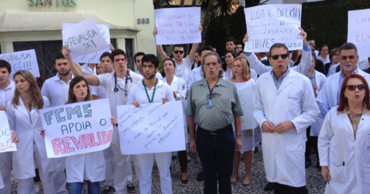 G1 Médicos e estudantes de Medicina protestam em Santos SP