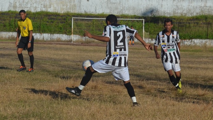 São Raimundo vence e é lider do Campeonato Santareno sub-20 (Foto: Michael Douglas/Globoesporte.com)