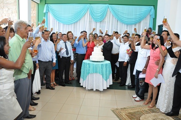 37 casais oficializaram união em uma emocionante celebração (Foto: Zé Rodrigues/ TV Tapajós)