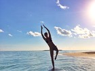 Gisele Bündchen faz pose de ioga em prancha de stand up paddle