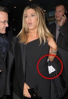 Jennifer Aniston esquece etiqueta no casaco em evento nos EUA
