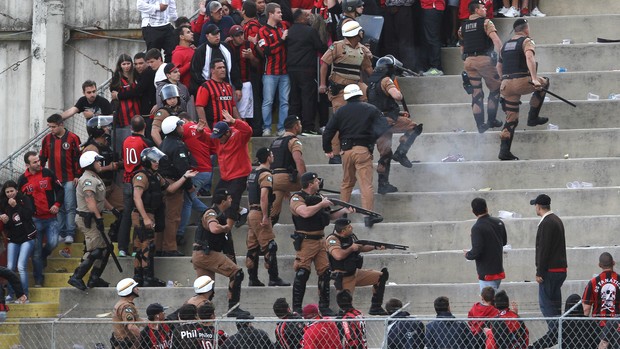 Confusão torcida Atlético-PR x Coritiba (Foto: Geraldo Bubniak / Agência Estado)