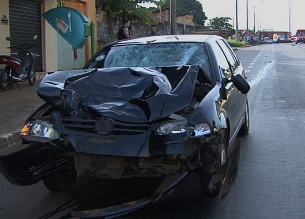 Carro bateu na traseira da motocicleta, em Goiânia, Goiás (Foto: Reprodução/ TV Anhanguera)