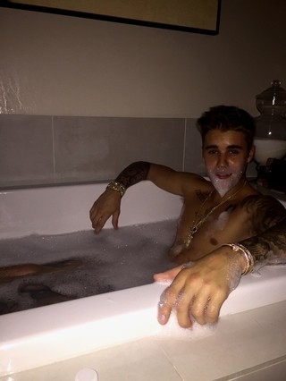 Justin Bieber toma banho de banheira (Foto: Instagram/ Reprodução)