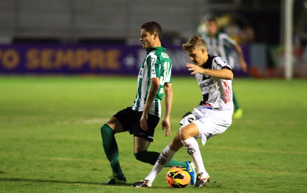 Adrianinho Ponte Preta x Coritiba (Foto: Denny Cesare / Agência Estado)