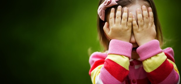 Criança com as mãos no rosto (Foto: Shutterstock)