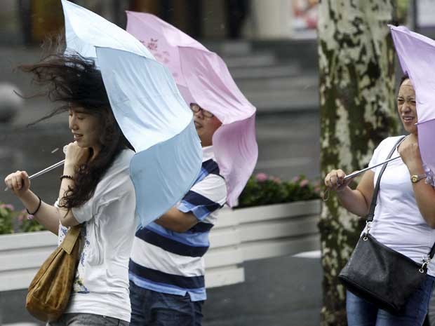 Fortes ventos do ‘Haikui’ atingem Xangai. (Foto: Pei Xin / Xinhua / AP Photo)