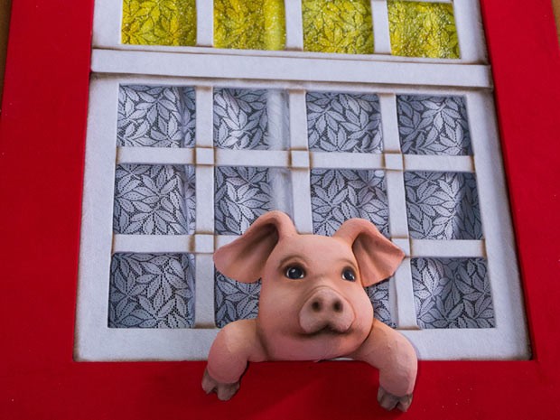 Um leitão na janela: cena divertida num carro do Salgueiro que vai cantar a culinária mineira (Foto: Alex Nunes/ Acadêmicos do Salgueiro)