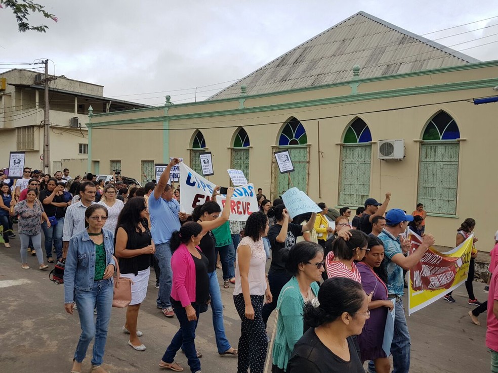Manifestantes também foram às ruas em Cruzeiro do Sul, interior do Acre (Foto: Anny Barbosa/G1)