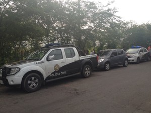 Carros da Polícia Civil foram ao local onde corpo de Diana foi encontrado (Foto: Isabela Marinho/G1)