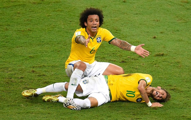 Neymar machucado jogo Brasil x Colômbia (Foto: AFP)