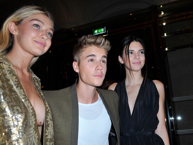 Gigi Hadid, Justin Bieber e Kendall Jenner em evento em Paris, na França (Foto: Kristy Sparow/ Getty Images)