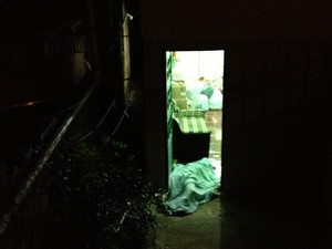 Corpo de Ana Paula foi encontrado na porta de casa (Foto: Eduardo Cristófoli/RBS TV)