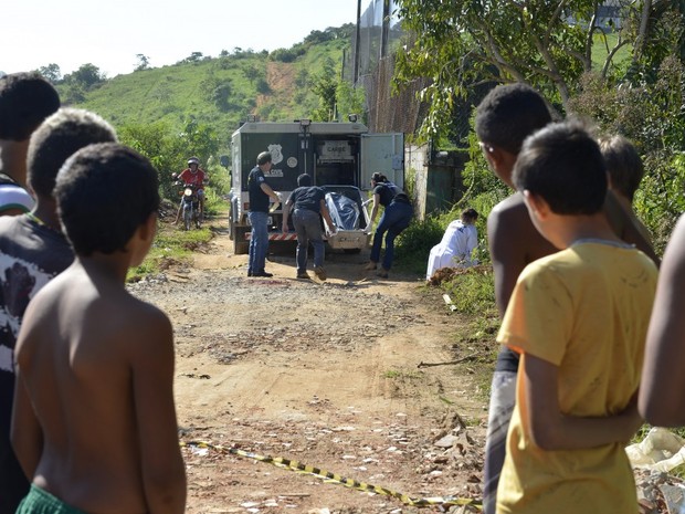 Polícia recolhe corpo de jovem morto em Cariacica (Foto: Edson Chagas/ A Gazeta)