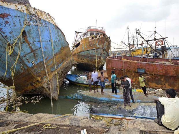 Barcos foram danificados por passagem de ciclone na cidade de Visakhapatnam, na Índia, nesta segunda-feira (13) (Foto: REUTERS/R Narendra)